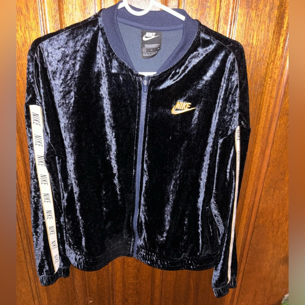 Nike velvet sweater only worn once! In very mint condition💙